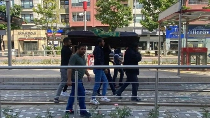 15 yaşındaki çocuk Kayseri&&#035039;de tramvayın altında kaldı. Ailesi tramvay yolunda yürüyüş yaptı