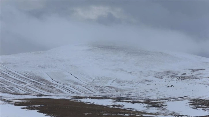 Erzurum ve Ardahan il merkezi ile Kars&&#035039;ın yüksekleri karla kaplandı