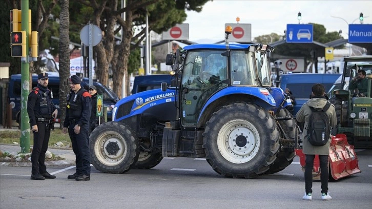 İspanyol çiftçiler traktörleriyle yol kapatma eylemlerini başkent Madrid&&#035039;e taşıdı