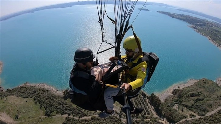 Adana&&#035039;da yamaç paraşütü yapan iki pilot gökyüzünde tavla oynadı
