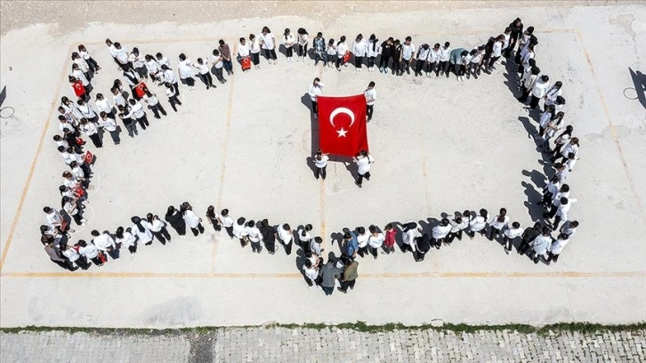 Van&&#035039;da öğrenci ve öğretmenler Türk bayraklarıyla kortej yürüyüşü yaptı