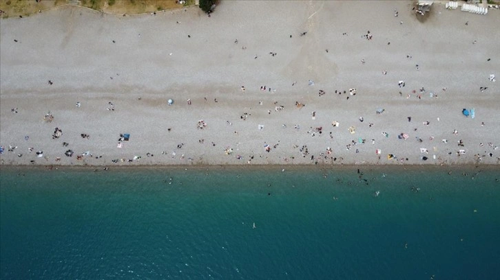 Antalya&&#035039;da vatandaşların güzel havada sahil keyfi