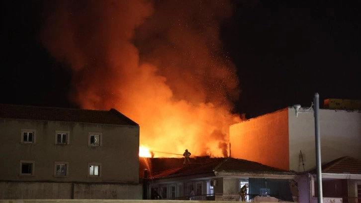 İzmir&&#035039;deki Kemeraltı Çarşısı&&#035039;nda çıkan yangın kontrol altına alındı