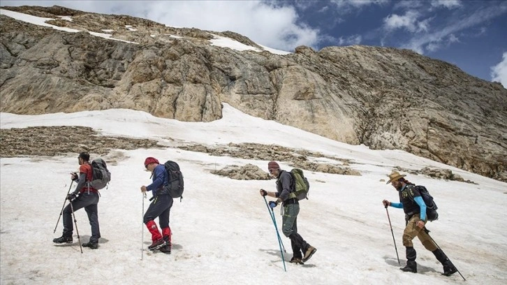 Tunceli&&#035039;nin kar ve baharın bir arada olduğu zirveleri dağcıları cezbediyor
