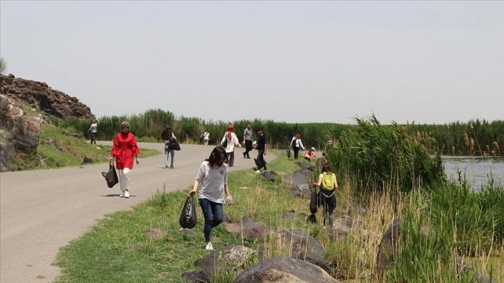 Akademisyen ve öğrenciler Ağrı Dağı Milli Parkı&&#035039;nda temizlik yaptı