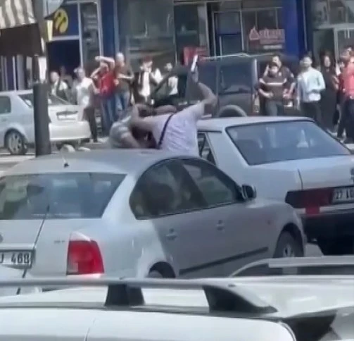 Gaziantep&&#035039;te pes dedirten kavga: Sokak ortasında öldüresiye darp