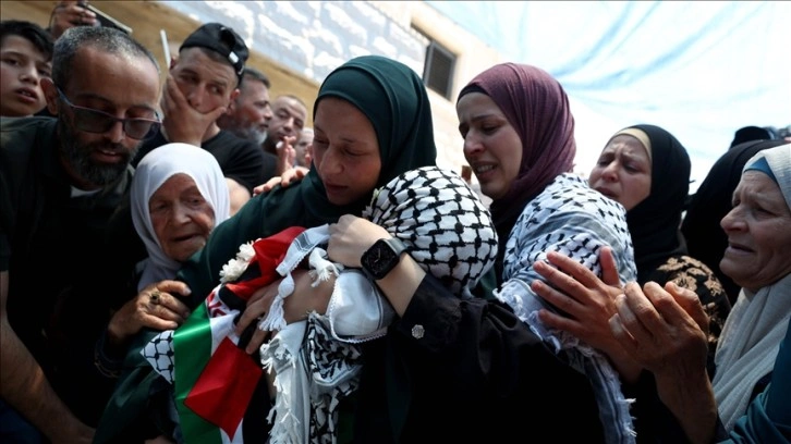İsrail askerlerinin kurşunuyla ölen Filistinli bebek toprağa verildi